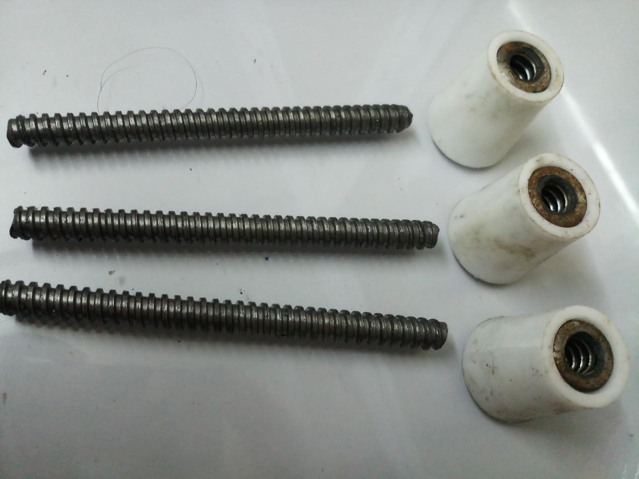 Côn nhựa và tyren D12